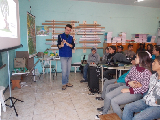 Atividade de Educação Ambiental com os estudantes da E.M.E.F. Ferreira Viana.