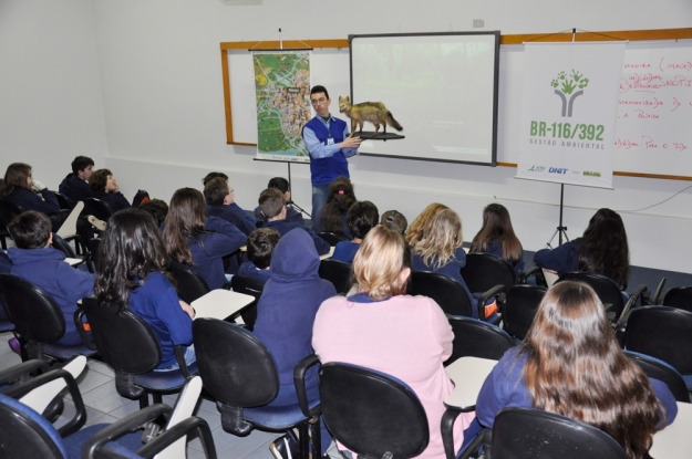 Animais taxidermizados são apresentados aos estudantes da Escola Mário Quintana.