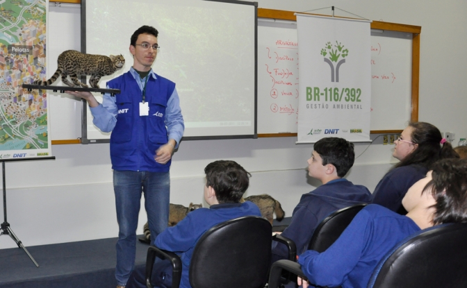 Animais taxidermizados são apresentados aos estudantes da Escola Mário Quintana.