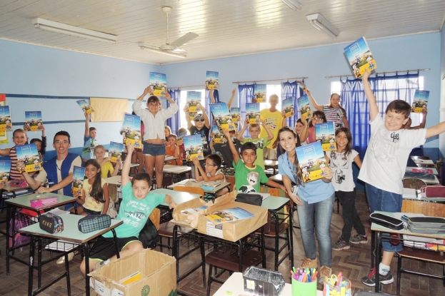 Distribuição dos álbuns de figurinhas da HAP-CONVAP nas escolas do Contorno de Pelotas.