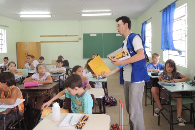 Distribuição dos álbuns de figurinhas da HAP-CONVAP nas escolas do Contorno de Pelotas.