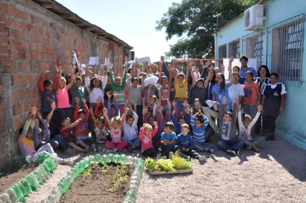 Atividade de Educação Ambiental na Escola Profª Daura Ferreira Pinto no Dia Mundial da Educação.