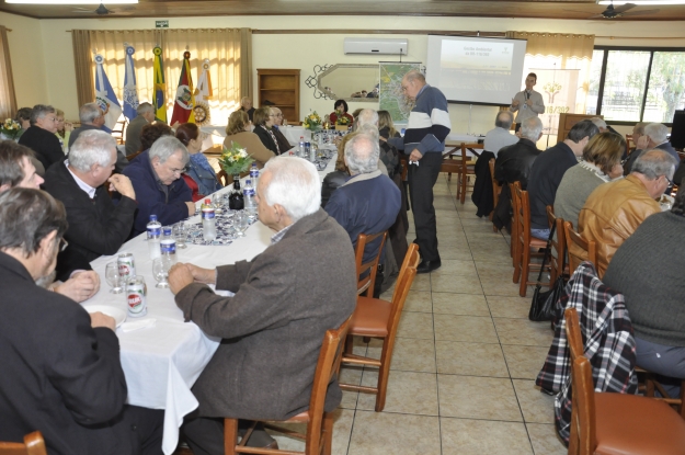 Reunião almoço como os rotarianos do Rotary Club Pelotas Norte.