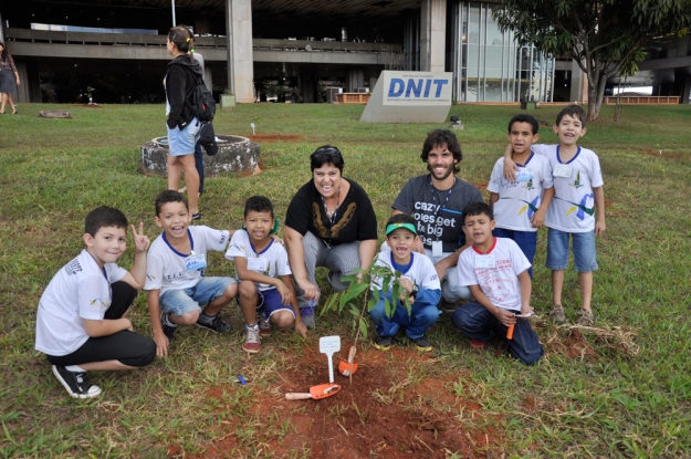 Plantio de mudas de árvores no DNIT no Dia Mundial do Meio Ambiente em Brasília. 